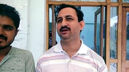 কাবু করতে পারেনি দৃষ্টিহীনতা, মানুষ গড়ার কারিগর অমিত স্যারের হাতে উঠছে শিক্ষারত্ন পুরস্কার