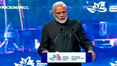 ফটোসেশনে আলিশান সোফা নয়, মোদী বেছে নিলেন সাধারণ চেয়ার, প্রশংসায় পঞ্চমুখ নেটিজেনরা