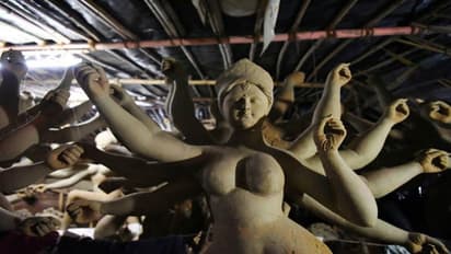 শ্রমিক শ্রেণীকে কুর্নিশ জানিয়েই এবছর তাদের পুজো শুরু করছে সকলের পরিচিত সমাজসেবী সংঘ