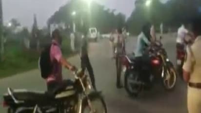 ట్రాఫిక్ రూల్స్ పాటించలేదని జరిమానా.. బైక్ తగలపెట్టిన యువకుడు