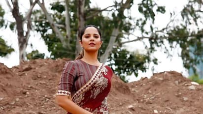 చీరకట్టులో అందాలన్నీ దాచిన అనసూయ!