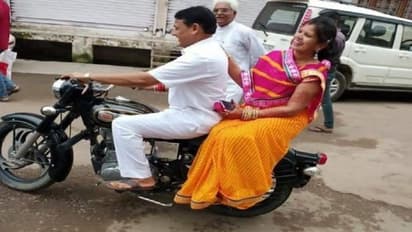 ...नक्शेबाजी दिखाना महंगा पड़ा मंत्री जी को, बिना हेलमेट करा रहे थे पत्नी को सैर