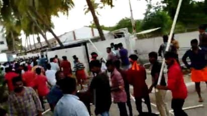 விநாயகர் சதுர்த்தி விழாவுக்கு நன்கொடை கொடுக்க மறுப்பு !! கண்ணாடிகளை உடைத்து வன்முறை வெறியாட்டம் போட்ட இந்து முன்னணி !!