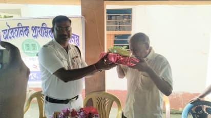 দৃষ্টি হারিয়েও ছাত্রদের মনে জ্বালাচ্ছেন শিক্ষার আলো, সত্তরোর্ধ শিক্ষককে সংবর্ধনা দিয়ে সহযোগিতা পুলিশের