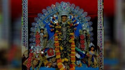 প্রায় দুশো বছরের ঐতিহ্য বহন করে আজও লাহা বাড়ির পুজো সকলের নজর কাড়ে