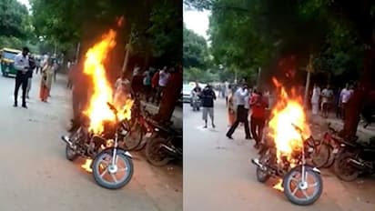 ಗಂಗಾವತಿ: ಮನೆ ಮುಂದೆ ನಿಲ್ಲಿಸಿದ್ದ ಬೈಕ್ಗೆ ಬೆಂಕಿ