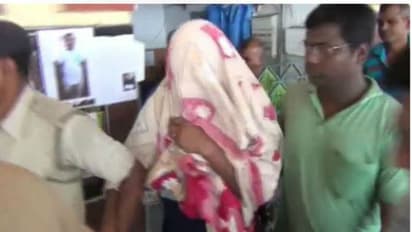 রাতের লোকাল ট্রেনে বিভীষিকা, মহিলা যাত্রীকে একা পেয়ে শ্লীলতাহানি পুলিশকর্মীর