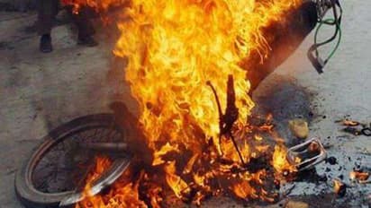 ड्रिंक एंड ड्राइव को लेकर कटा दिल्लीवाले का चालान, बीच सड़क पर लगा दी बाइक में आग