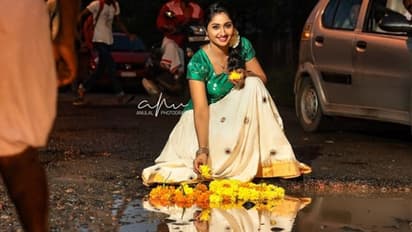 'ഓണത്തിന് റോഡില് പ്രതിഷേധ പൂക്കുളം'; ഏറ്റെടുത്ത് സോഷ്യല് മീഡിയ