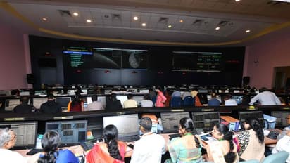 অধরা রইল ইতিহাস,তবুও ইসরোকে উৎসাহ যোগাতে শুভেচ্ছাবার্তায় উপচে পড়ল সোশ্যাল মিডিয়া