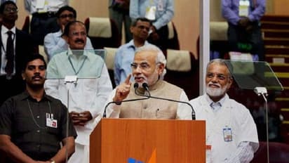 விக்ரம் லேண்டர் சிக்னல் கட் !! ஆறுதல் கூறிய மோடி ! உணர்ச்சிவசப்பட்டு கண்ணீர்விட்ட பெண் விஞ்ஞானிகள் !