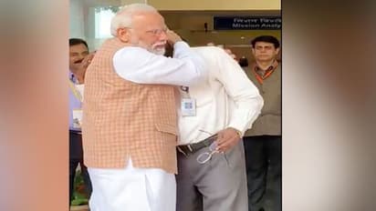 விக்ரம் லேண்டருக்காக அழுத இஸ்ரோ சிவனை விட... கதற வைக்கும் சுர்ஜித்தின் தாய் விடும் கண்ணீர்..!