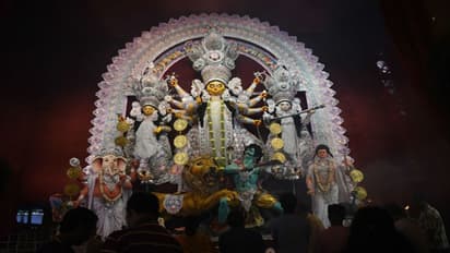 বরেণ্য নেতাদের পদধূলি পড়েছিল এই বাড়িতে, সেই ঐতিহ্যই বহন করছে কলকাতার চন্দ্র বাড়ির দুর্গা পুজো