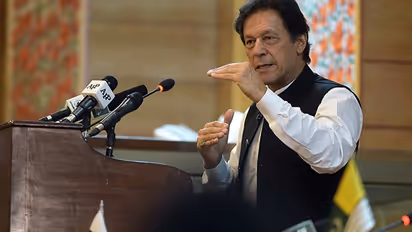 कंगाल हो रहा है पाकिस्तान और इमरान दिखा रहे हैं बेली डांस