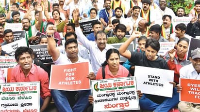 ಕಂಠೀರವದಲ್ಲಿ ಫುಟ್ಬಾಲ್‌ ವಿರೋಧಿಸಿ ಪ್ರತಿಭಟನೆ