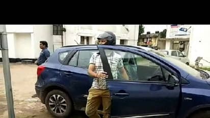 तो क्या अब कार चलाने के लिए भी पहनना होगा हेलमेट?