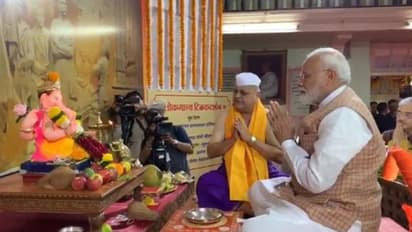 মুম্বই সফরে নরেন্দ্র মোদী, সিদ্ধিদাতার চরণে অর্পণ করলেন অঞ্জলি