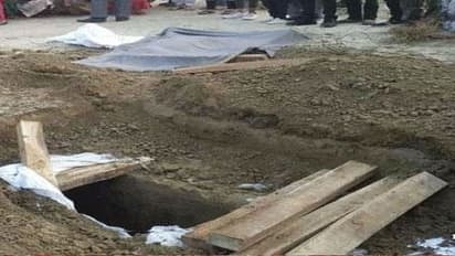 अचानक कब्र से गायब हो गई लाश, परिजन शमशान पहुंचे तो देखते ही उड़ गए उनके होश