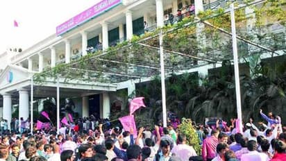 కొత్త మంత్రుల ప్రమాణ స్వీకారం: టీఆర్ఎస్ కార్యాలయం వద్ద సంబరాలు