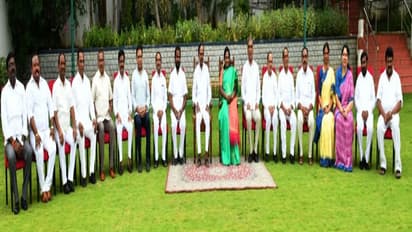 హరీష్కు పెద్దపీట: కొత్త మంత్రుల శాఖలివే