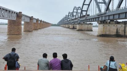 గోదావరికి పోటెత్తిన వరద:ధవళేశ్వరం వద్ద కొనసాగుతున్న రెండో ప్రమాద హెచ్చరిక