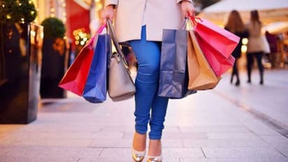 ক্যারিব্যাগ কিনতে বাধ্য করা হল ক্রেতাকে, জনপ্রিয় রিটেল চেইনকে জরিমানা ক্রেতা সুরক্ষা দফতরের