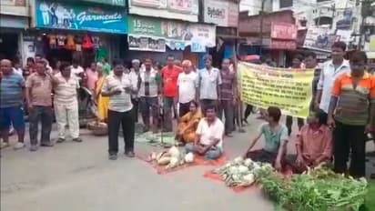 রাস্তা দখল করে বসল বাজার, গাড়ি আটকে বেচাকেনা, কলকাতাতেই এমন কাণ্ড