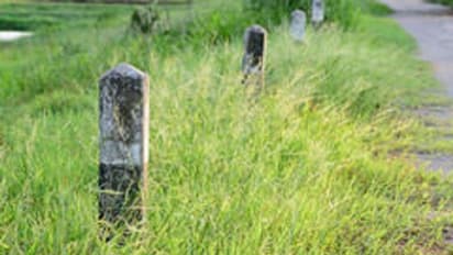 ಚಾಮರಾಜನಗರ: ಪ್ರಯಾಣಿಕರ ದಿಕ್ಕು ತಪ್ಪಿಸುತ್ತಿರುವ ಮೈಲಿಗಲ್ಲು!