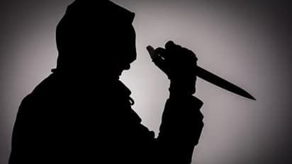 చెప్పకుండా పెళ్లి చేసుకుందని... కూతురిని కత్తితో పొడిచిన తండ్రి