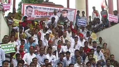 बिजली की बढ़ती दरों के खिलाफ समाजवादी पार्टी का प्रदर्शन