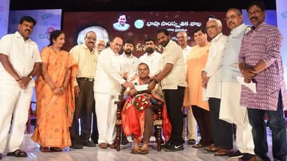 తెలుగు కవి కోట్ల వెంకటేశ్వర రెడ్డి కాళోజీ అవార్డు ప్రదానం