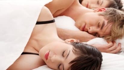 दो लड़कियों के साथ आपत्तिजनक अवस्था में पकड़ाया युवक, छिपकली को ठहराया जिम्मेदार