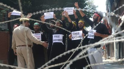 বদলাল না তিন দশকের চেনা ছবি, মুক্তি পেলেন শিয়া নেতারা, উপত্যকায় ফের জারি কার্ফু