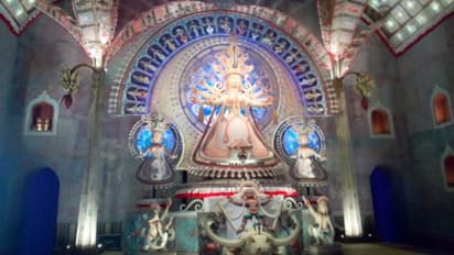 যুগলবন্দিতে সেজে উঠছে ঠাকুরপুকুর এস বি পার্কের দুর্গাপুজো