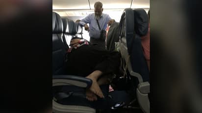 फ्लाइट में पत्नी के सामने 6 घंटे खड़ा रहा पति, पत्नी करती रही ऐसा काम