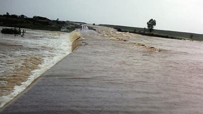 ನೆರೆ ಪರಿಹಾರ : ತಹಸೀಲ್ದಾರ್ ಗೆ ಗ್ರಾಮಸ್ಥರಿಂದ ವಾರ್ನಿಂಗ್