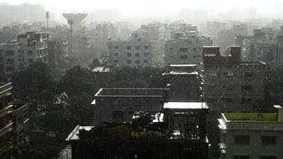 সারা রাত ধরে বৃষ্টি কলকাতা সহ জেলায়, ডুবেছে নিচু এলাকা, দেখে নিন শহরের জলছবি 