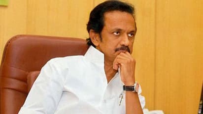 அந்தமான் காட்டில் எடப்பாடியார்! வேட்டி சட்டையா, வேடர்கள் கெட்டப்பா?:  தி.மு.க.வின் குறும்பு...!!