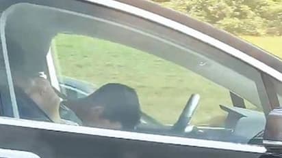 ಡ್ರೈವರ್‌ ನಿದ್ದೆ ಮಾಡಿದ್ರೂ 90 ಕಿ.ಮೀ. ವೇಗದಲ್ಲಿ ಚಲಿಸಿದ ಟೆಸ್ಲಾ ಕಾರು!