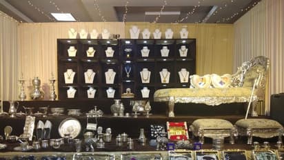 மேல் மருவத்தூர் பங்காரு அடிகளார் பேத்தியின் பிரமாண்ட திருமணம்! நகையின் ஒரு பகுதியே இவ்வளவா..? வெளியான அரிய புகைப்படங்கள்!