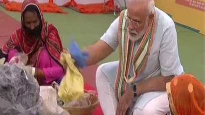 ಪೌರ ಕಾರ್ಮಿಕರೊಂದಿಗೆ ಸೇರಿ ಪ್ಲ್ಯಾಸ್ಟಿಕ್ ಕಸ ಬೇರ್ಪಡಿಸಿದ ಪ್ರಧಾನಿ!