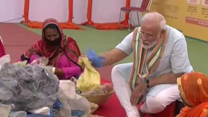 മാലിന്യം ശേഖരിക്കുന്നവര്ക്കൊപ്പമിരുന്ന് പ്ലാസ്റ്റിക് വേര്തിരിക്കാന് സഹായിച്ച് പ്രധാനമന്ത്രി