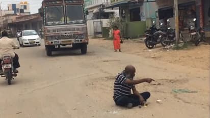 ಕೋಲಾರ: ಹಾಡಹಗಲೇ ನಡು ರಸ್ತೆಯಲ್ಲೇ ಎಣ್ಣೆ ಪಾರ್ಟಿ..! ಕಾರಣ ಇಂಟ್ರೆಸ್ಟಿಂಗ್