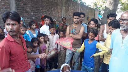 बेटे को बचाने के लिए मात्र डंडे के सहारे आदमखोर दरिंदे से भिड़ गया बाप