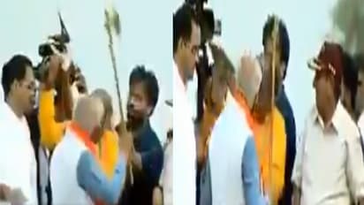 తల నరికేస్తానంటూ గొడ్డలితో సీఎం హల్ చల్