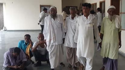 सात मुर्दे पहुंचे डीएम के ऑफिस, बोले हमे भी चाहिए पेंशन