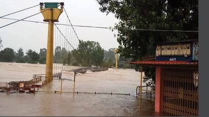 ಸಂಚರಿಸುವ ಮುನ್ನ ಎಚ್ಚರ : ಕಡಿದು ಬೀಳುವಂತಿದೆ ಕಣಿವೆ ತೂಗು ಸೇತುವೆ!