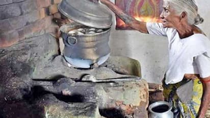 தள்ளாத வயதிலும் ஒரு ரூபாய்க்கு இட்லி சுட்டு விற்கும்  கமலாத்தாள் பாட்டி... வலைத்தளங்களில் வந்து குவியும் வாழ்த்துக்கள்...