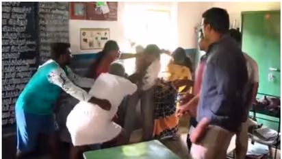 பள்ளி வளாகத்தில் சத்துணவு அமைப்பாளருடன் உல்லாசம்... ஆசிரியர் மீது போக்சோ சட்டம் பாய்ந்தது..!