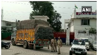 ജമ്മു കശ്മീരില് ആയുധവേട്ട: എ കെ 47 തോക്കുകളുമായി വന്ന ട്രക്ക് പിടിച്ചു, മൂന്ന് അറസ്റ്റ്